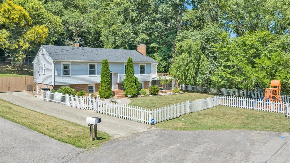 1901 Brookfield DR - Photo 2