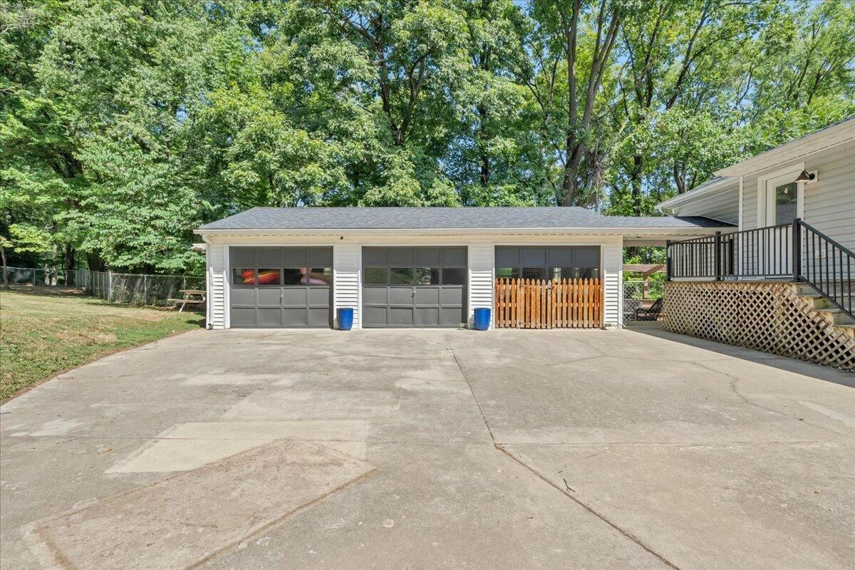 1901 Brookfield DR - Photo 3
