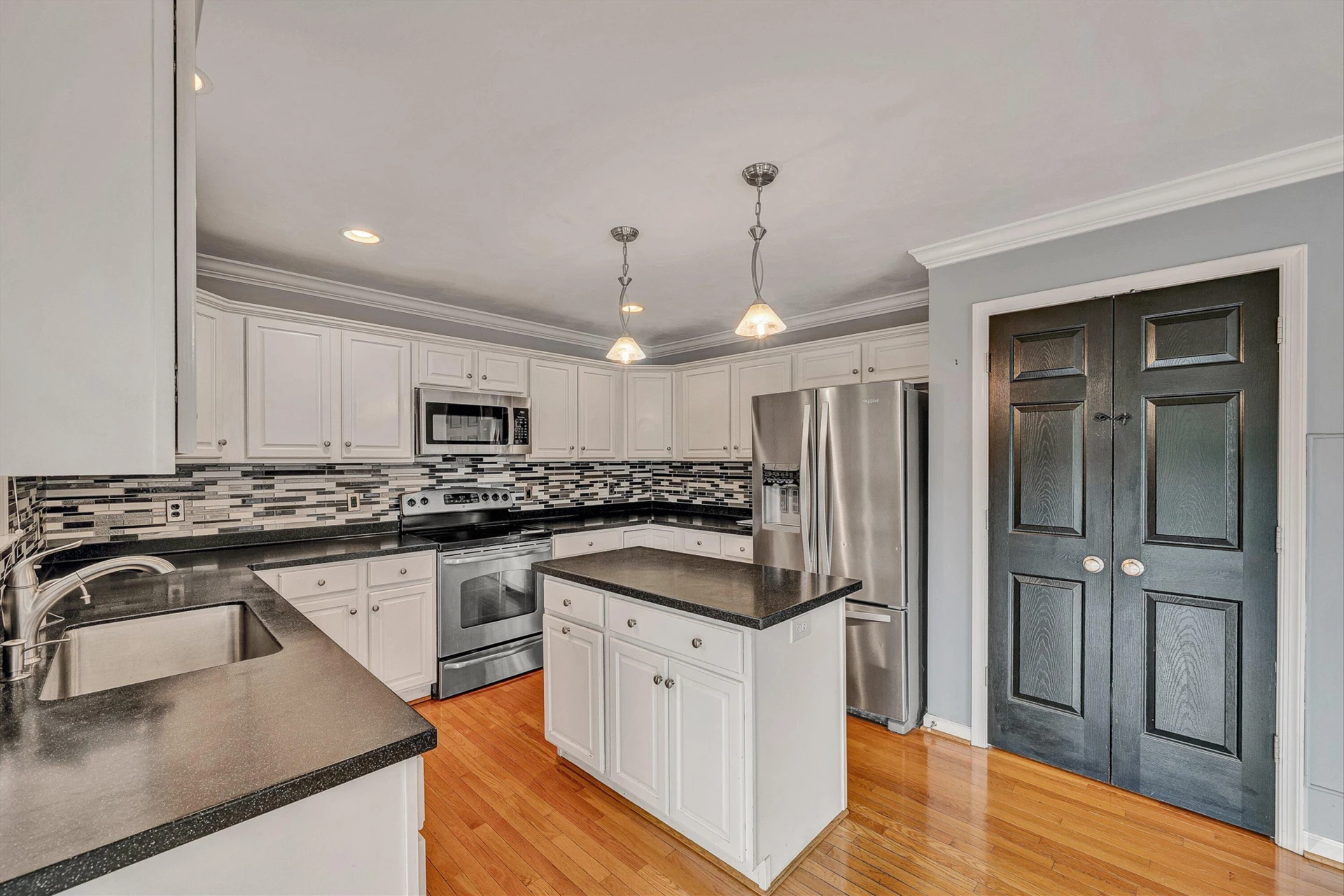 6316 Sandhurst DR - Photo 22