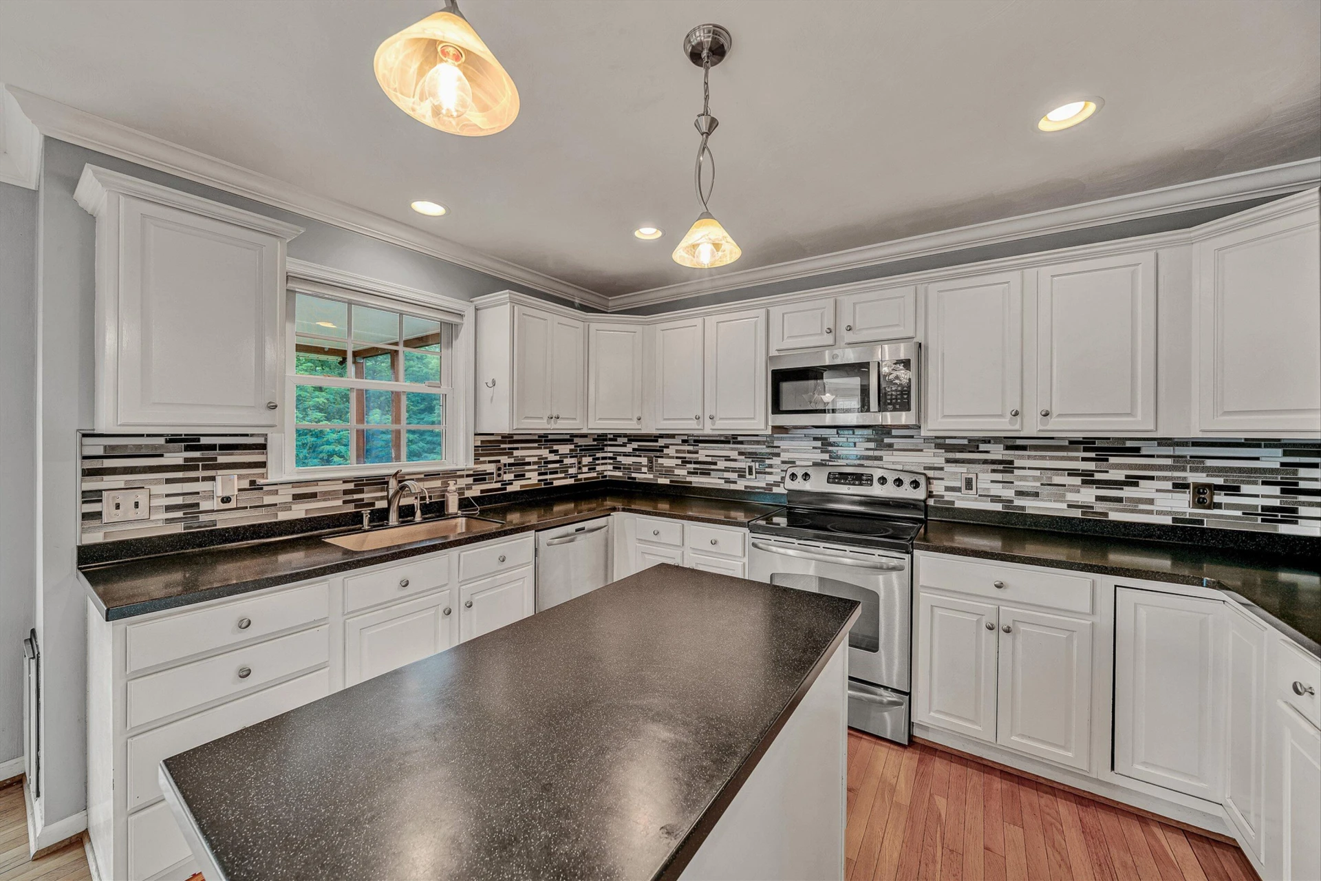 6316 Sandhurst DR - Photo 23