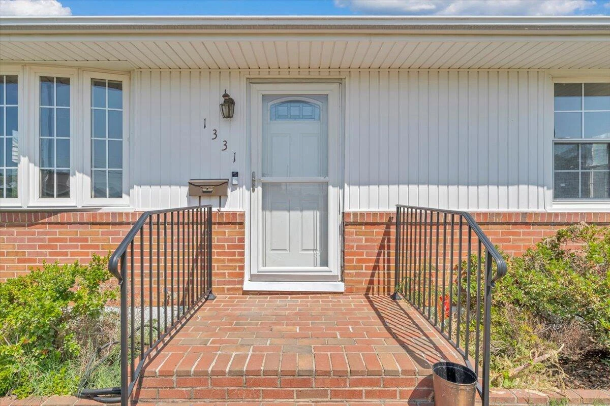 1331 Leon ST NW - Photo 2