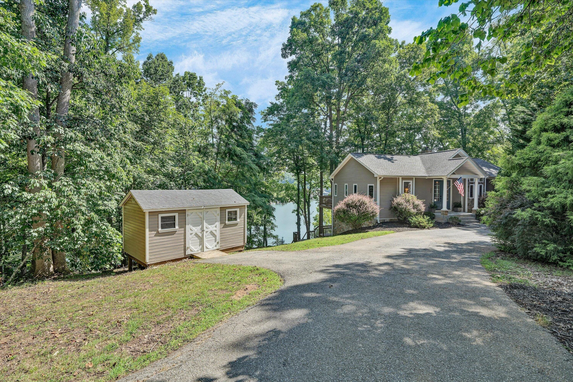 335 Lakecrest DR - Photo 2