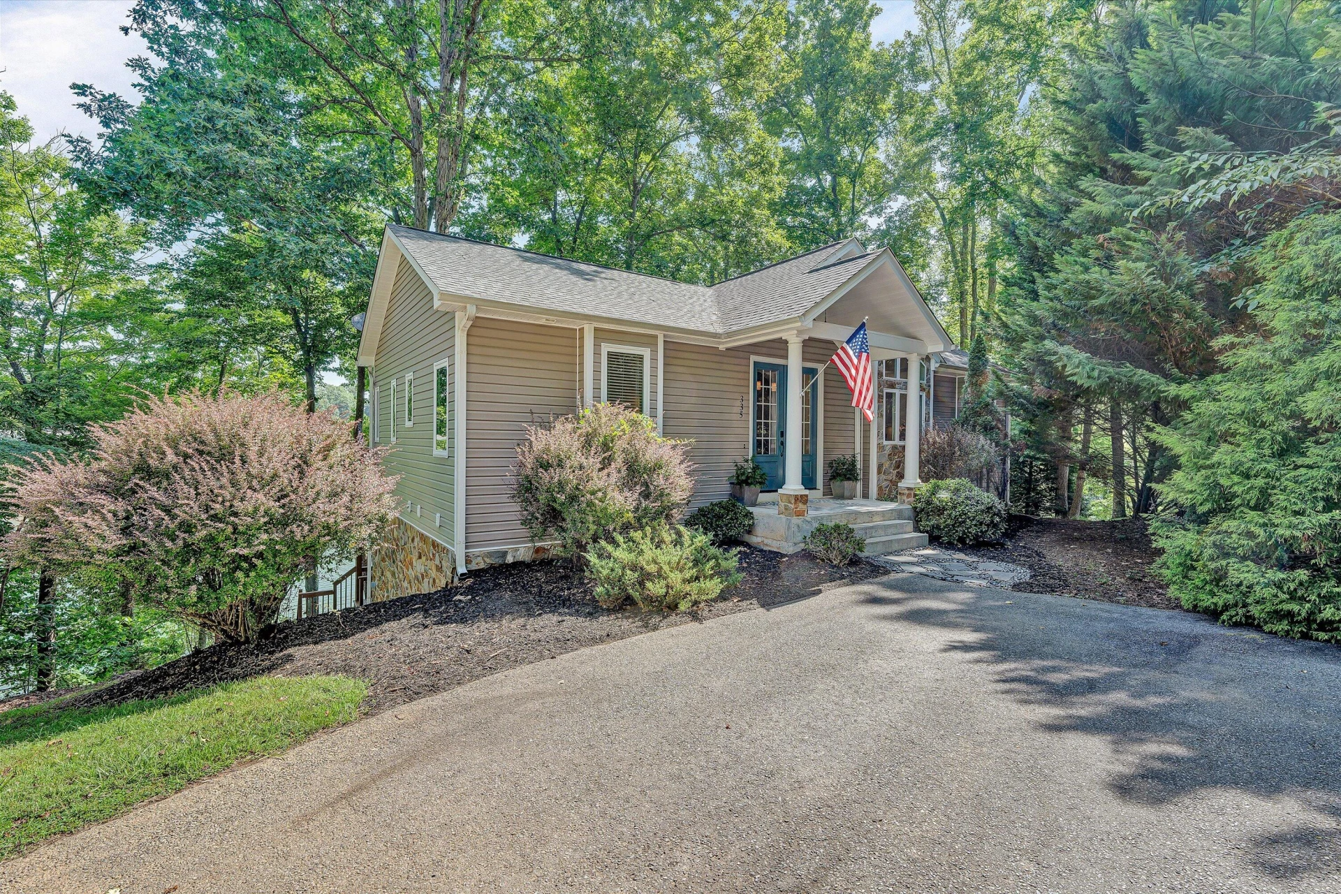 335 Lakecrest DR - Photo 5