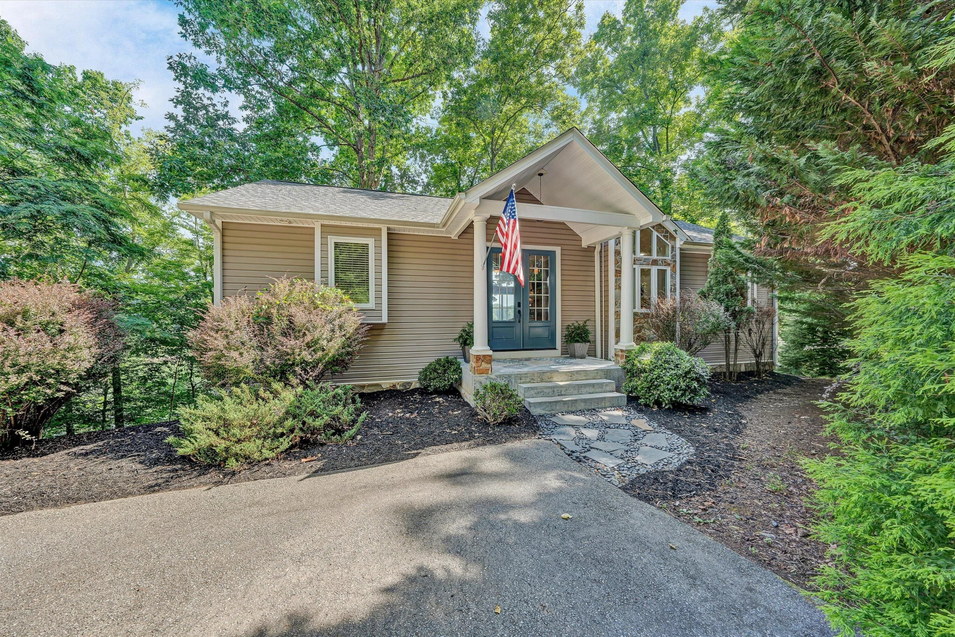 335 Lakecrest DR - Photo 6