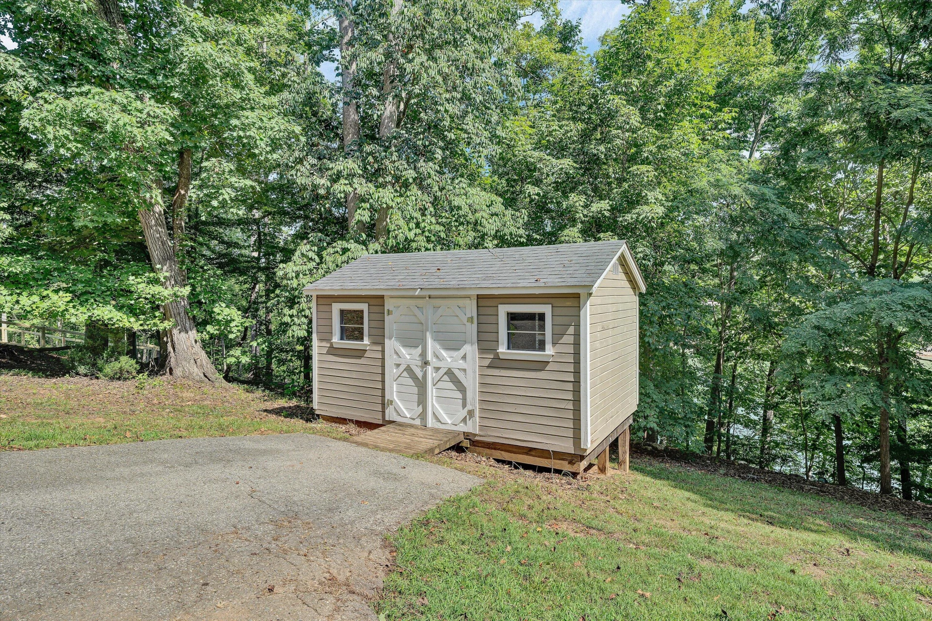 335 Lakecrest DR - Photo 7