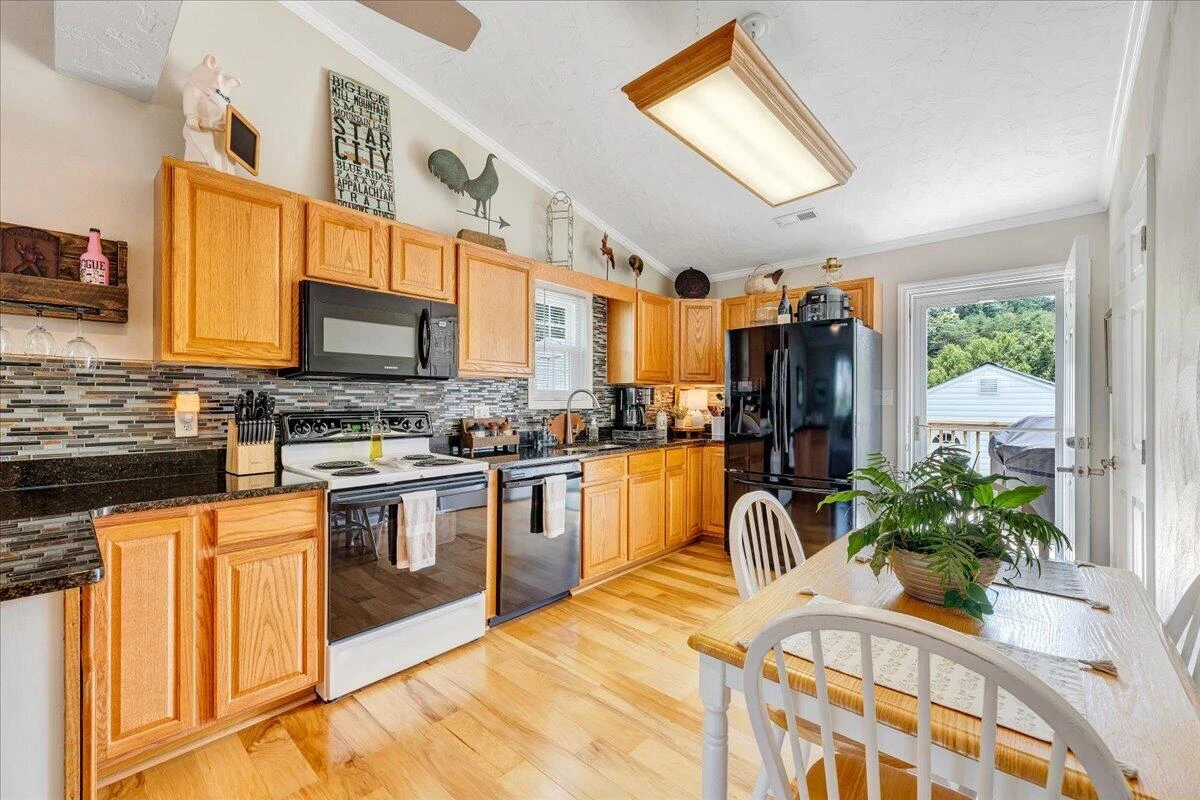 1533 Blanton AVE SE - Photo 9