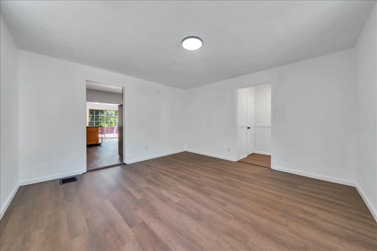 1316 North AVE NE - Photo 5