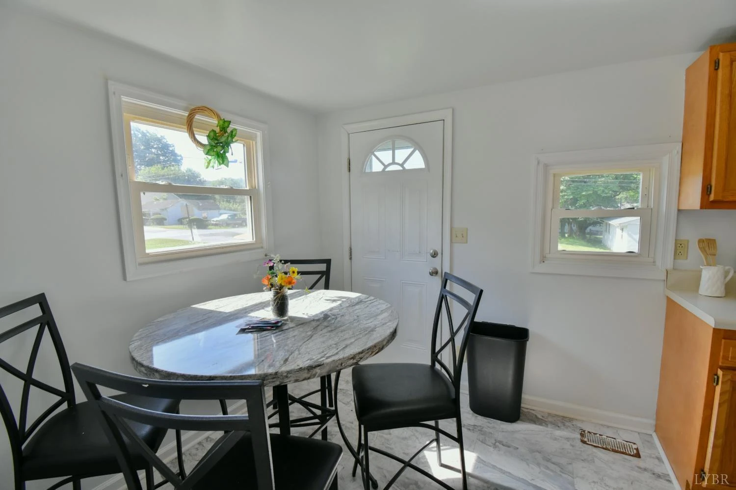 403 W King ST - Photo 5