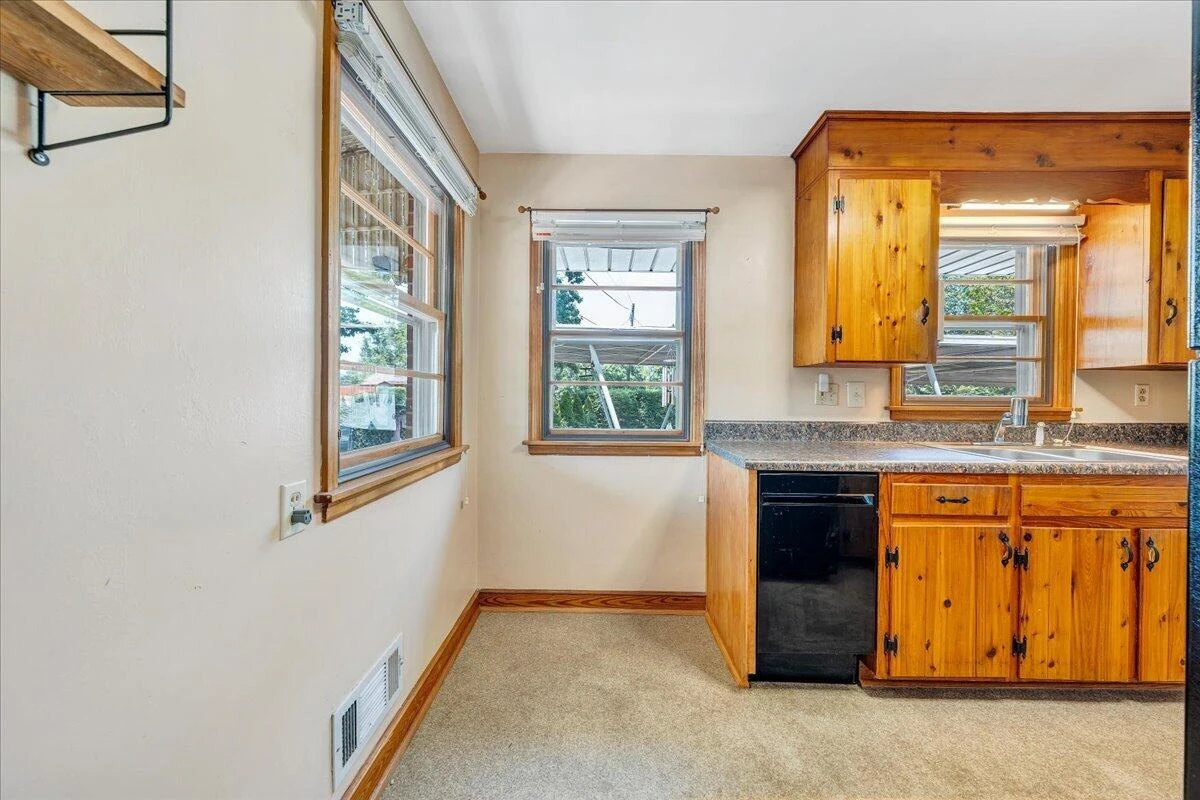 102 Fleming AVE NE - Photo 12