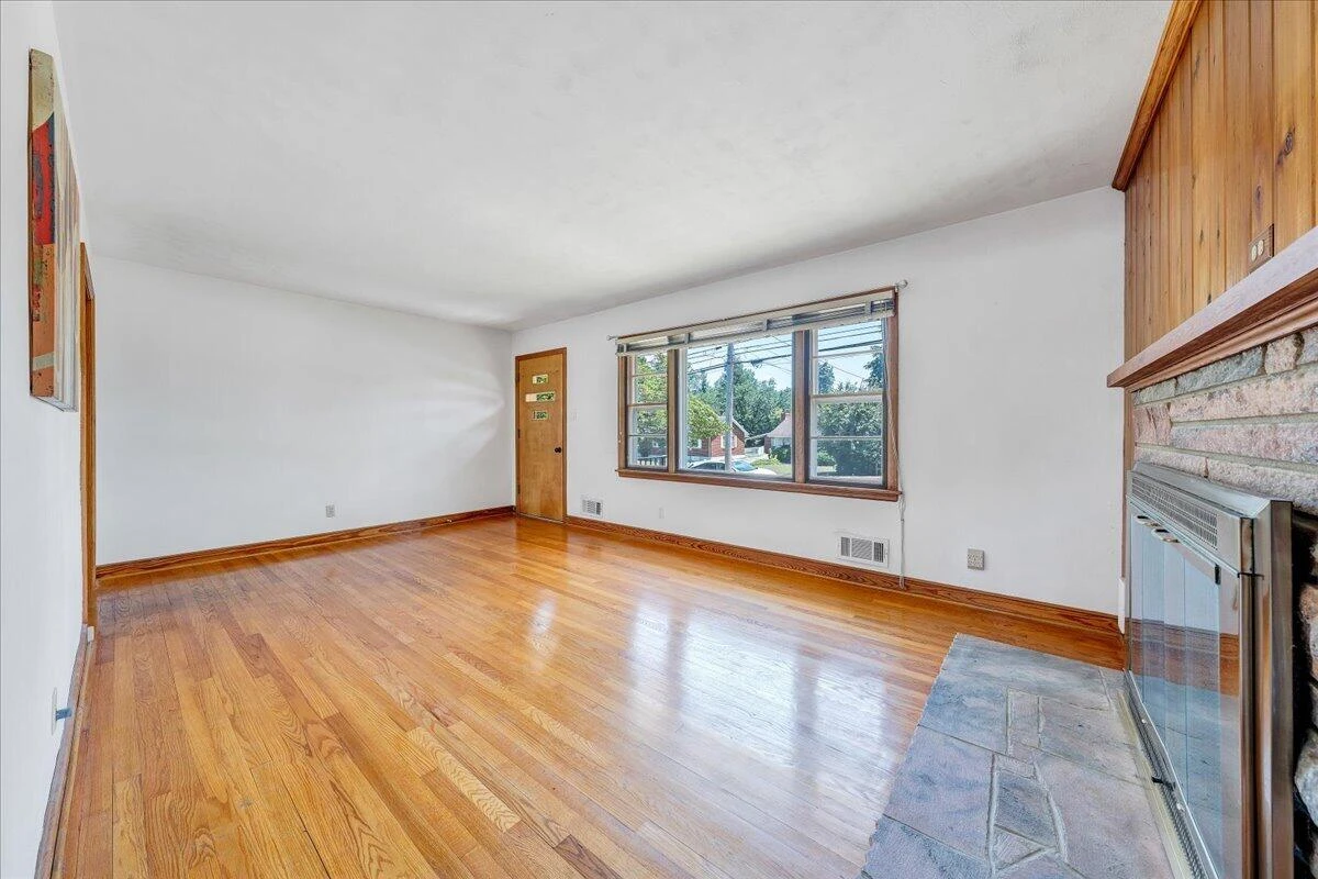 102 Fleming AVE NE - Photo 5