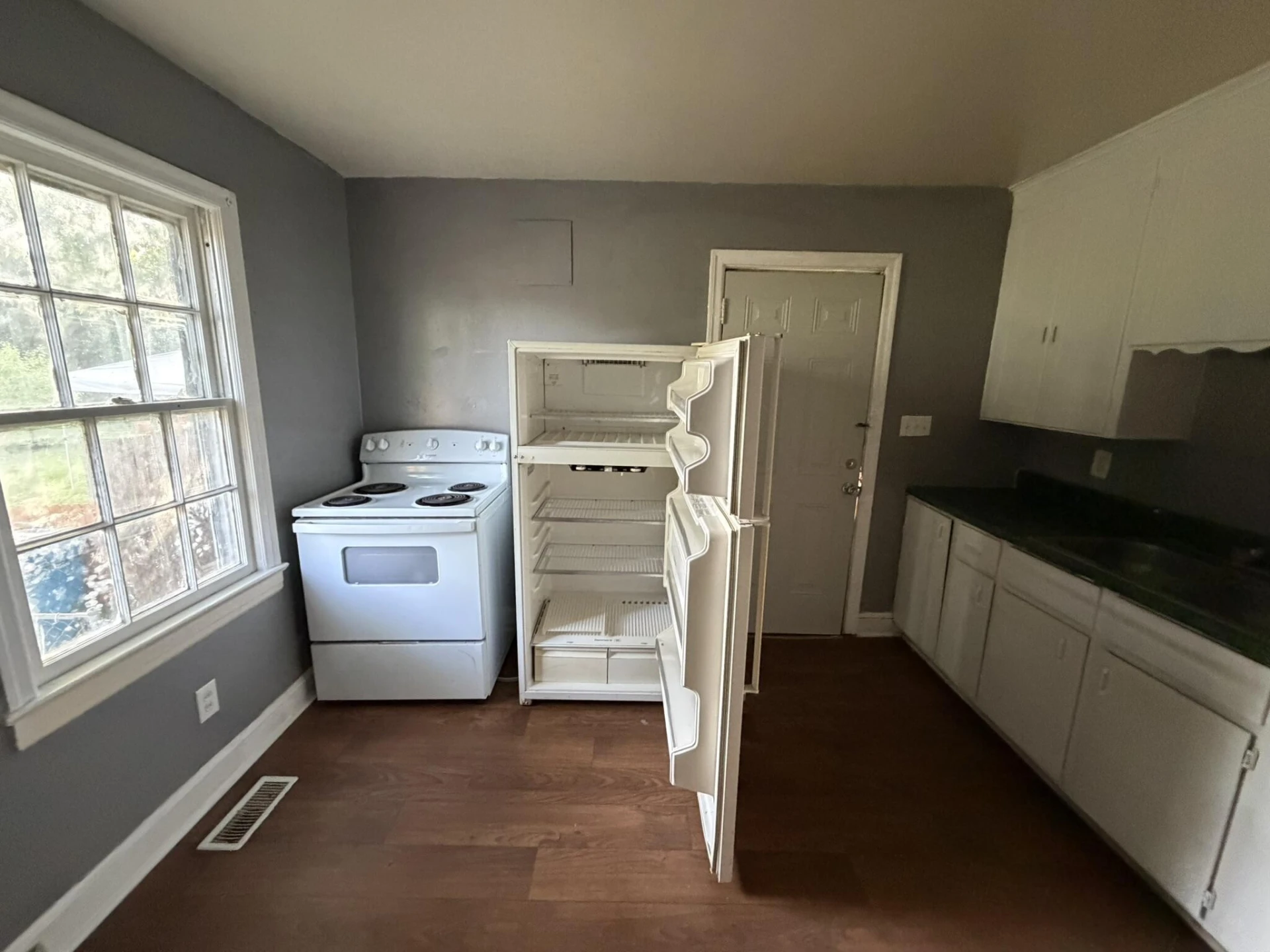 438 Albemarle AVE SE - Photo 8