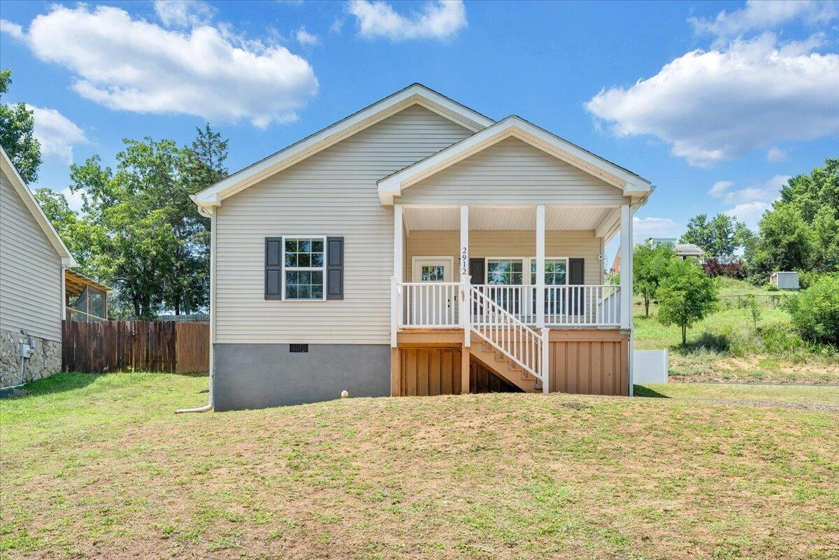 2912 Vinyard AVE NE - Photo 2