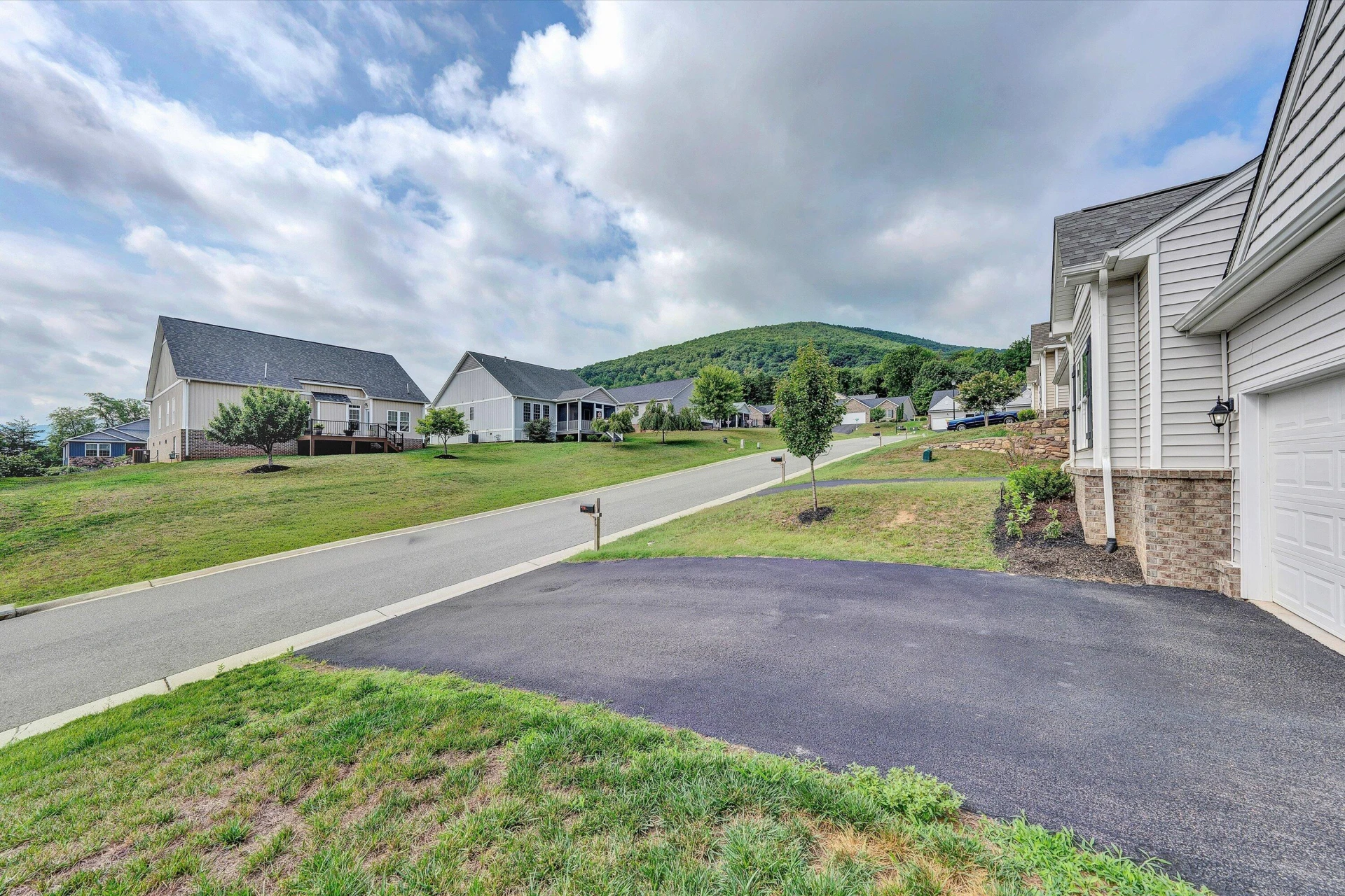 46 Carrington CT - Photo 4