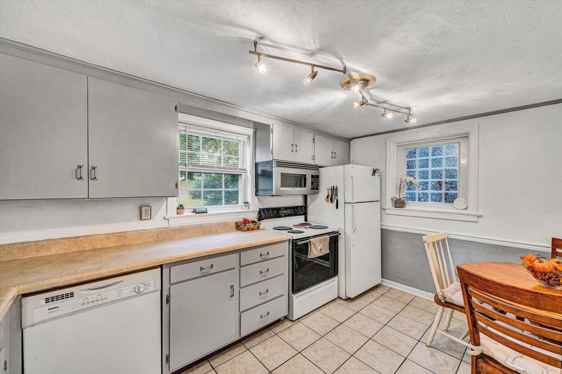2415 Longview AVE SW #APT 2 - Photo 6