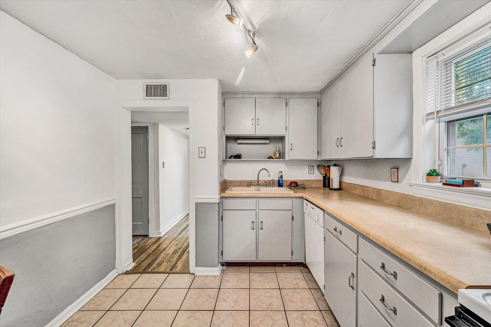 2415 Longview AVE SW #APT 2 - Photo 7