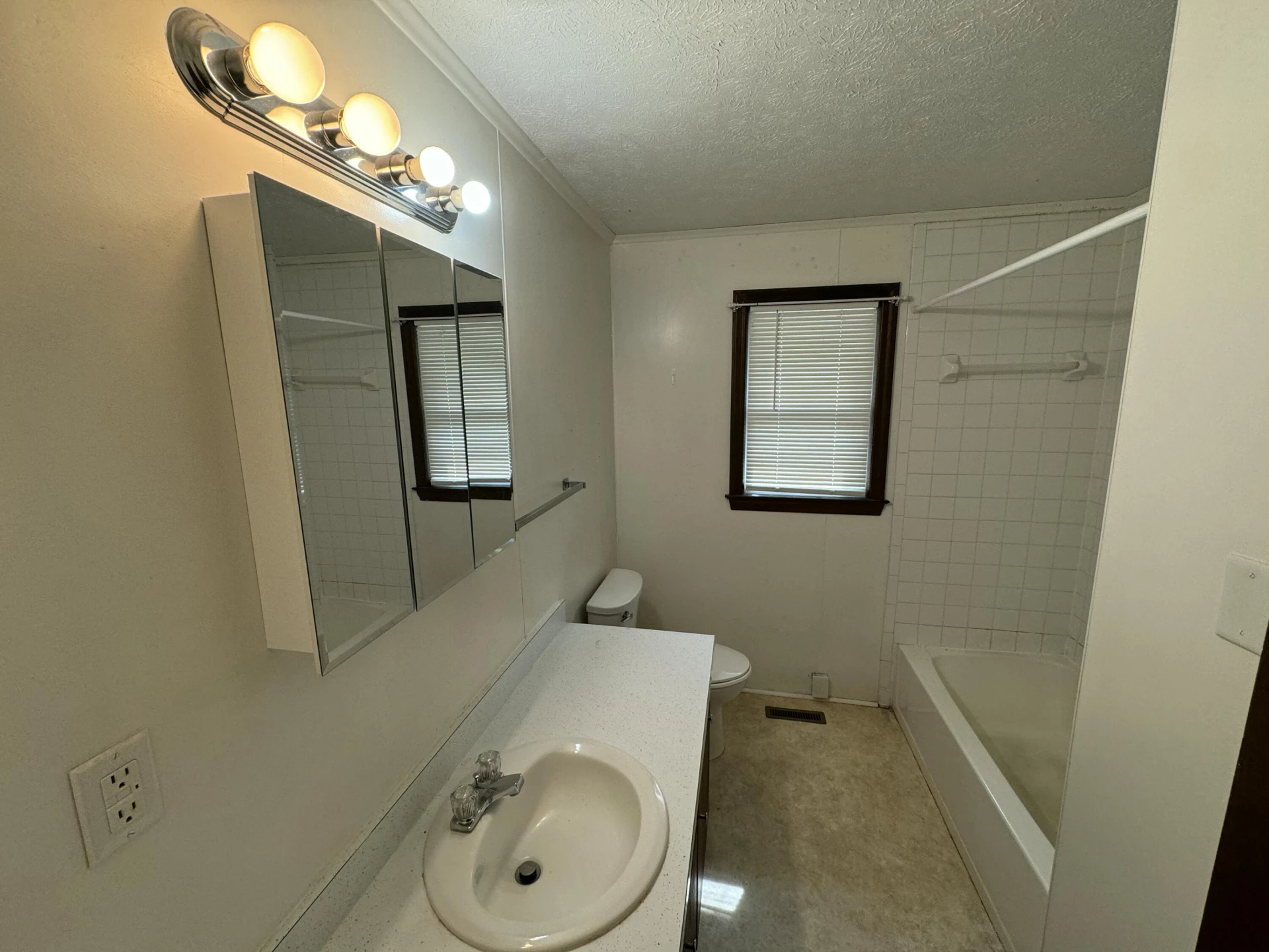 1656 Shady Knoll AVE #A&B - Photo 8