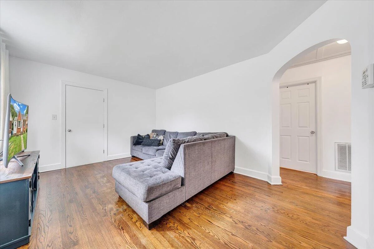 3302 Collingwood ST NE - Photo 3