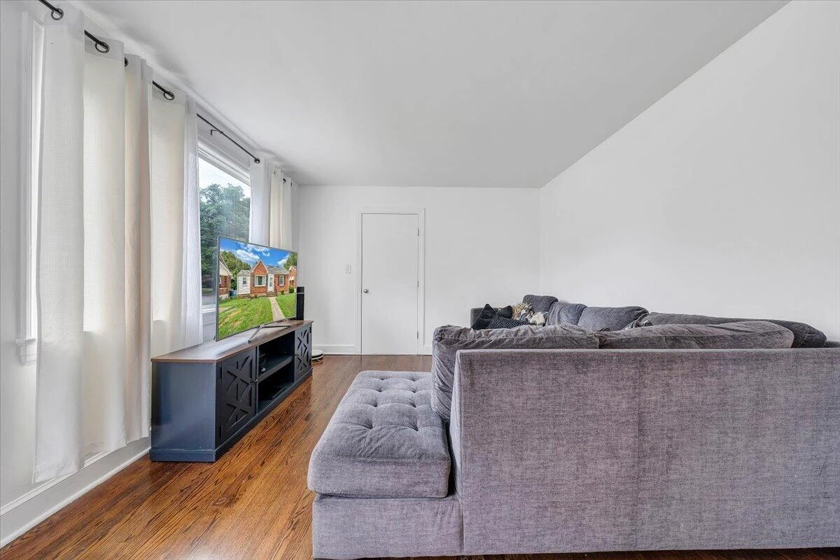 3302 Collingwood ST NE - Photo 4