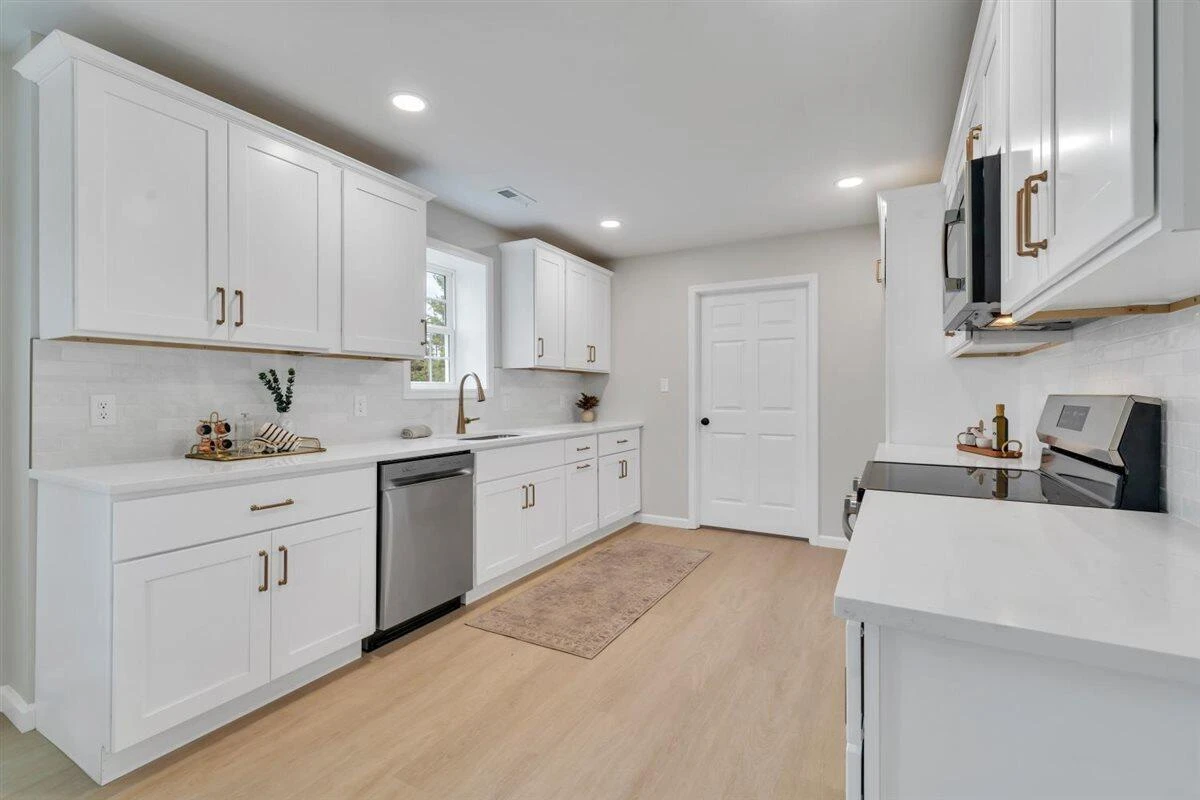 824 Commander DR - Photo 15