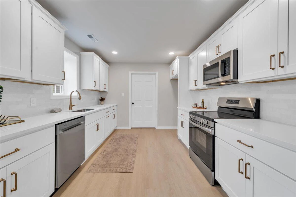 824 Commander DR - Photo 16