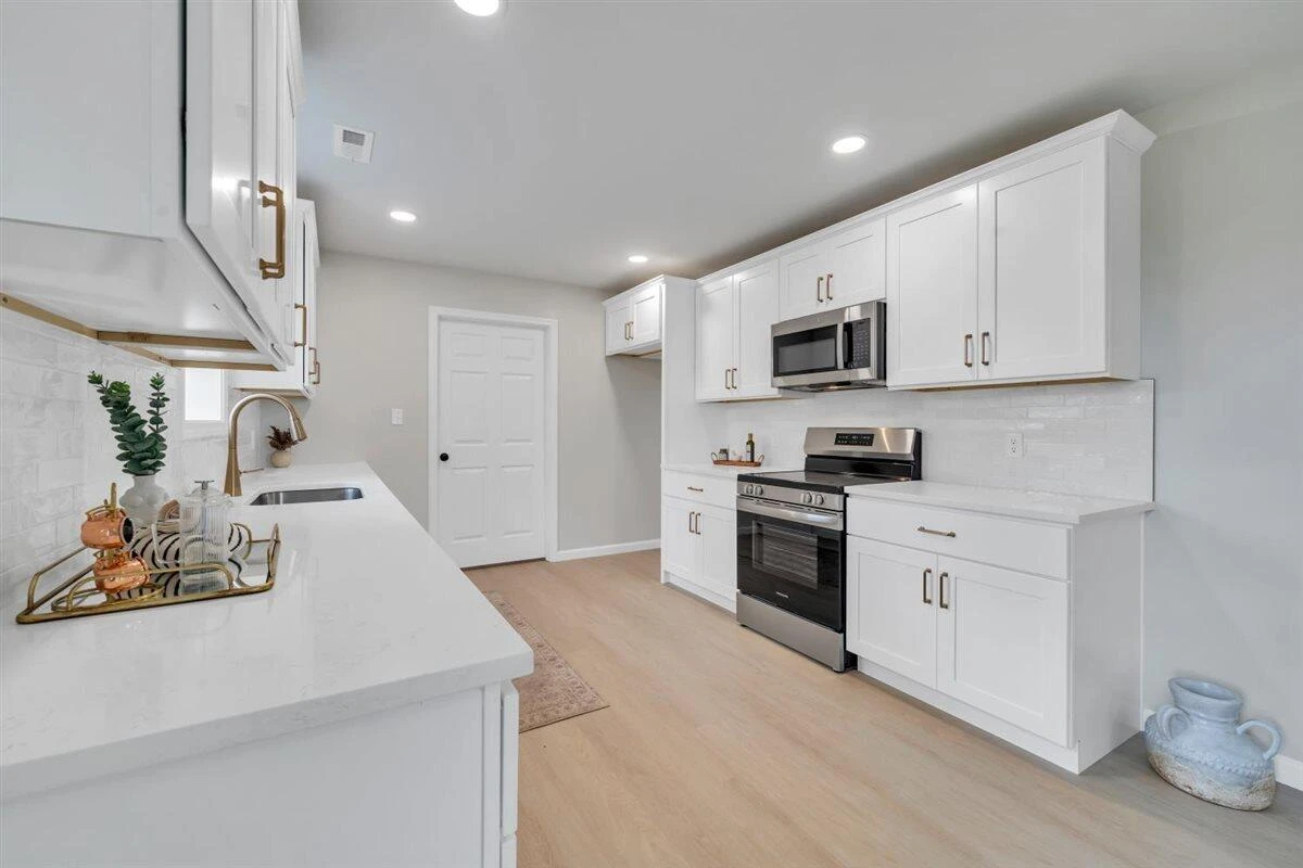 824 Commander DR - Photo 17