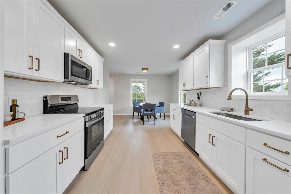 824 Commander DR - Photo 18