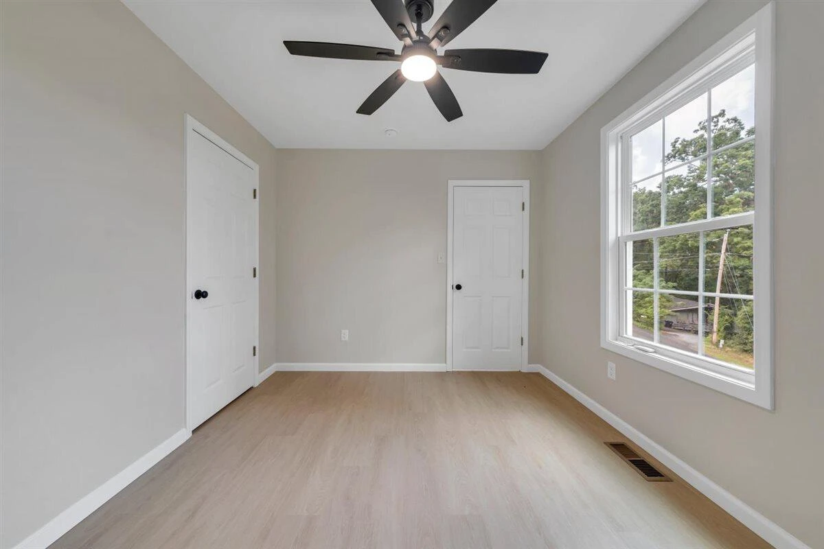 824 Commander DR - Photo 28