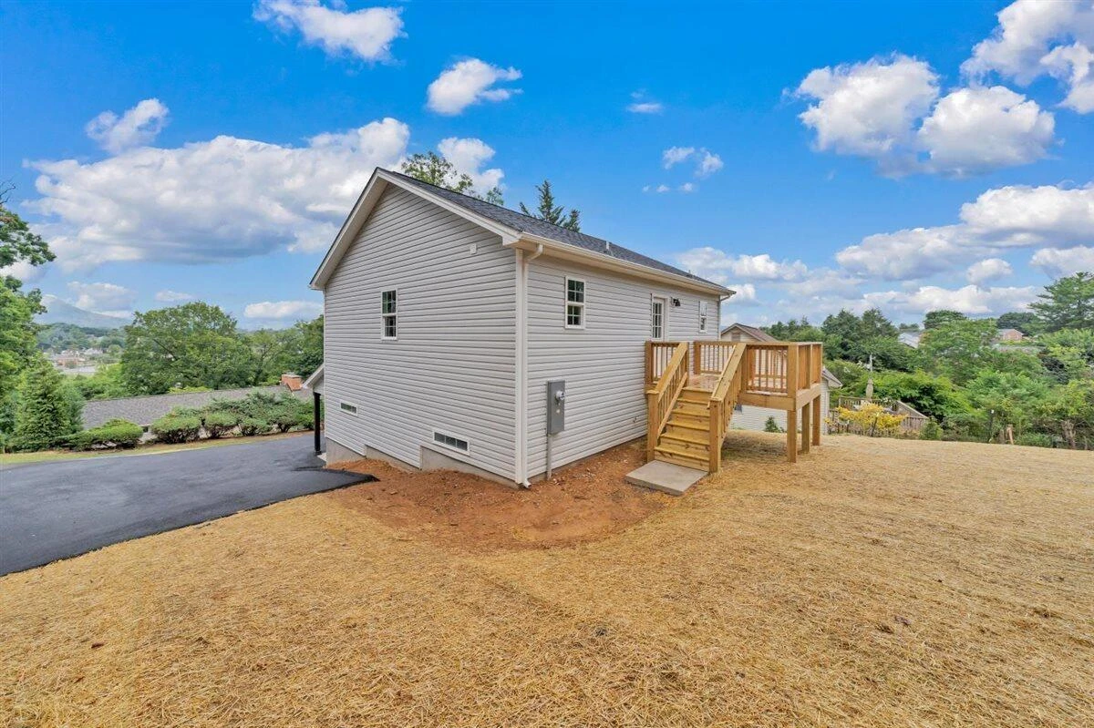 824 Commander DR - Photo 38