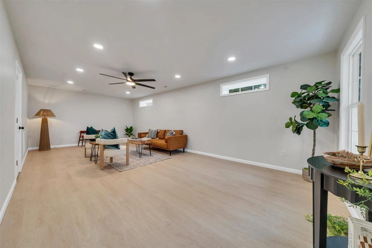 824 Commander DR - Photo 6