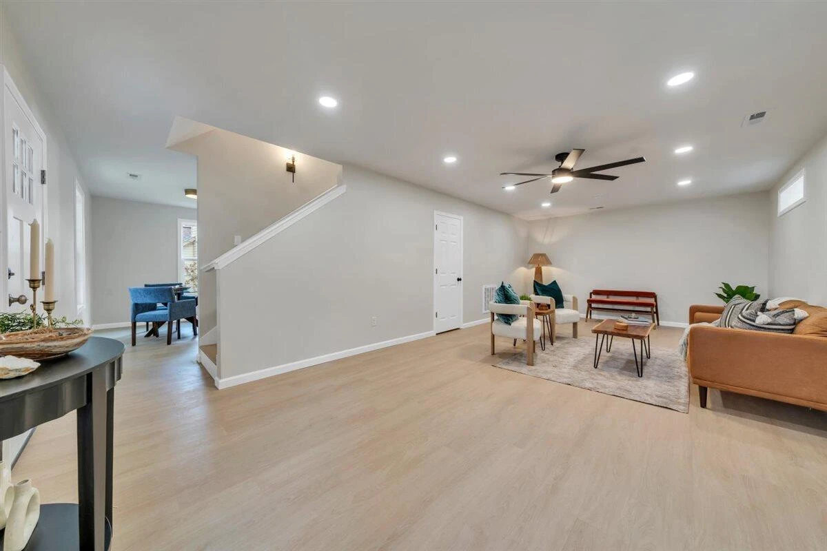824 Commander DR - Photo 7