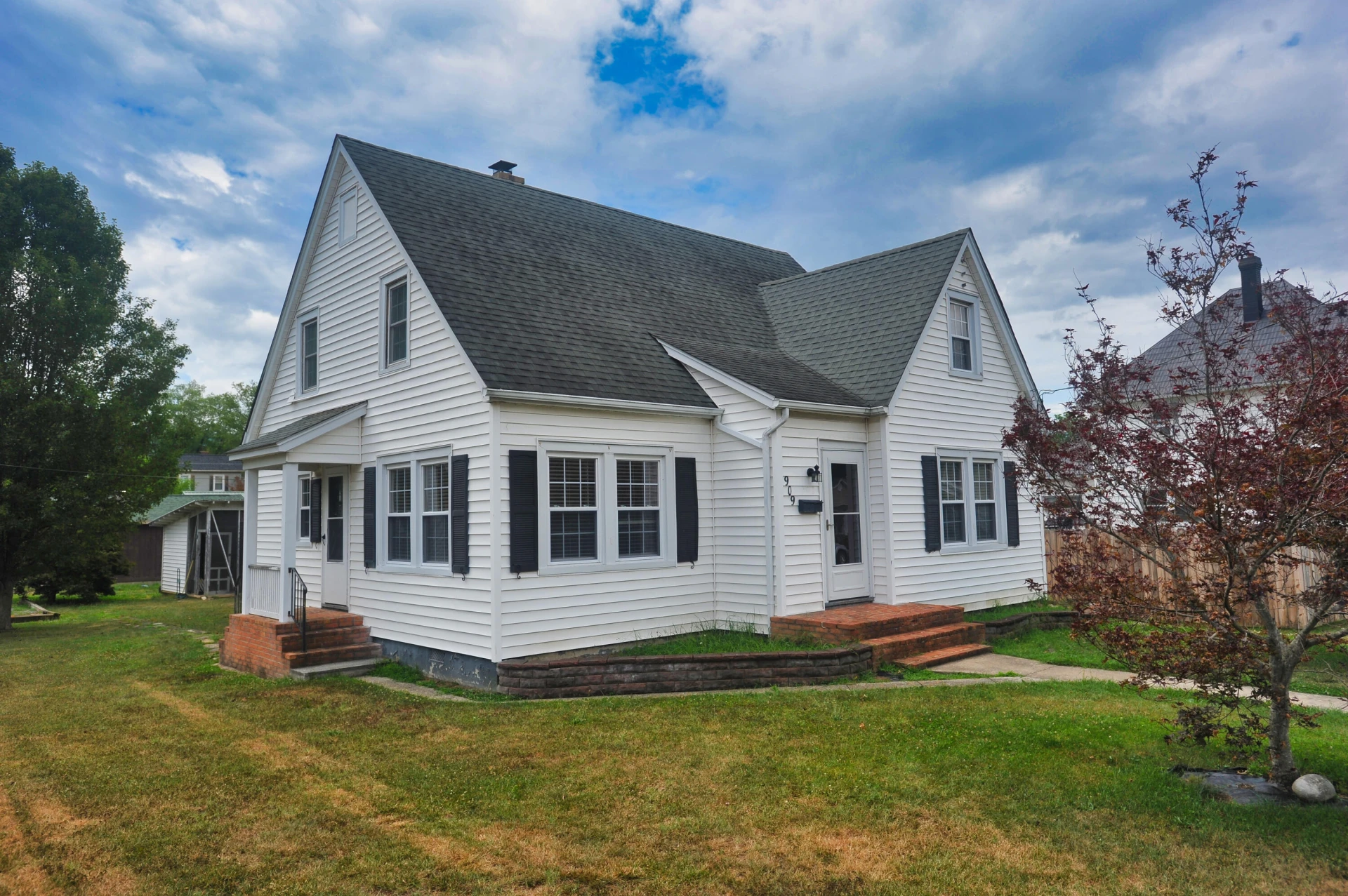909 Acacia AVE