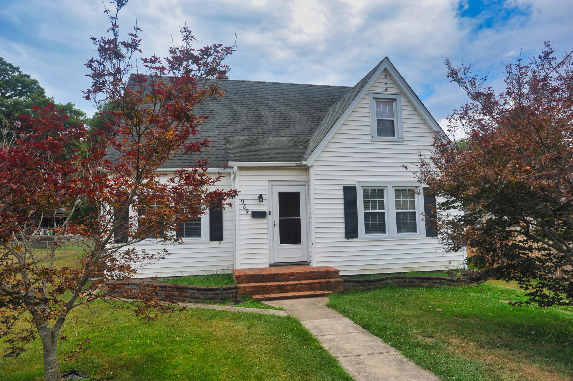 909 Acacia AVE - Photo 2