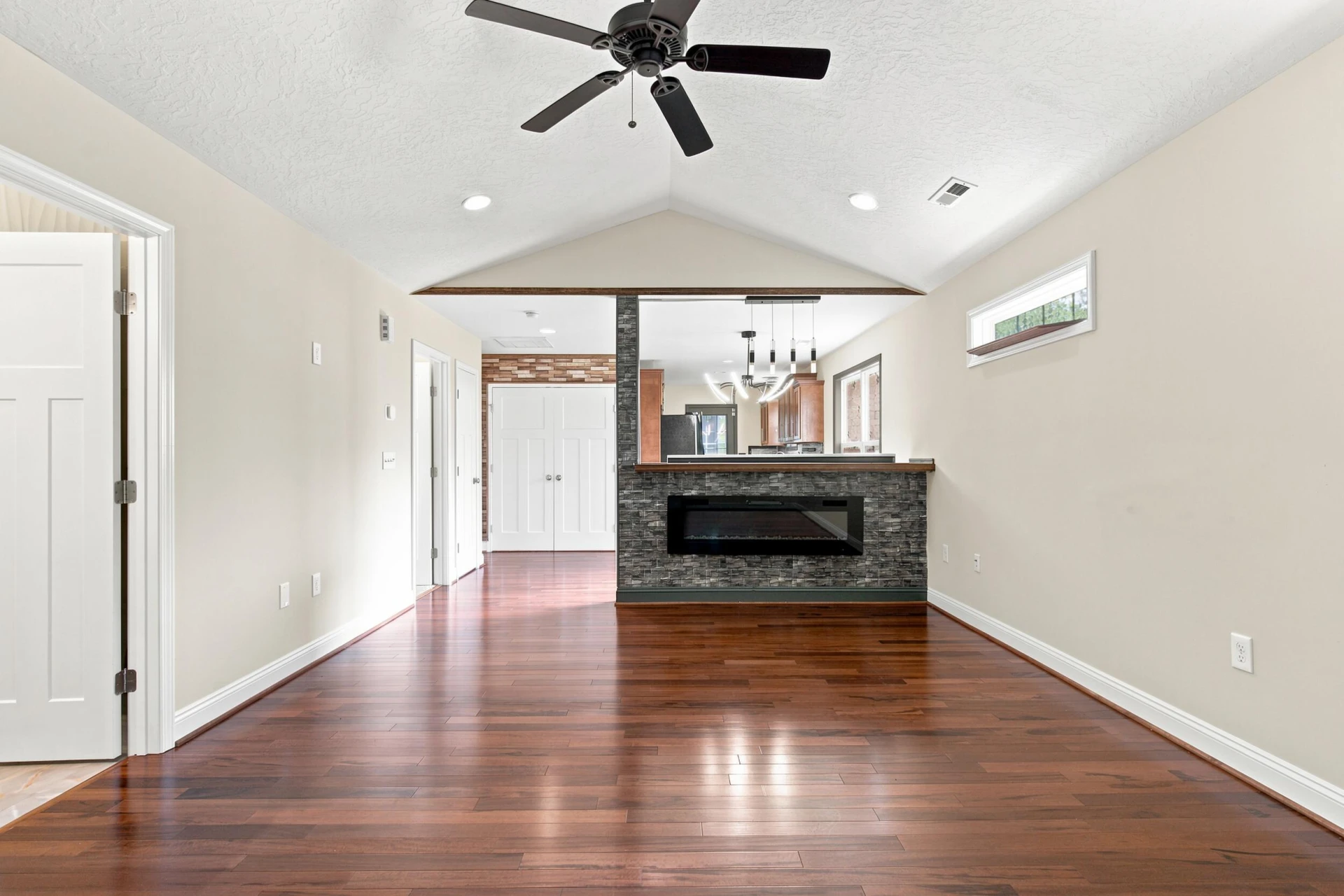 326 Franklin AVE - Photo 3