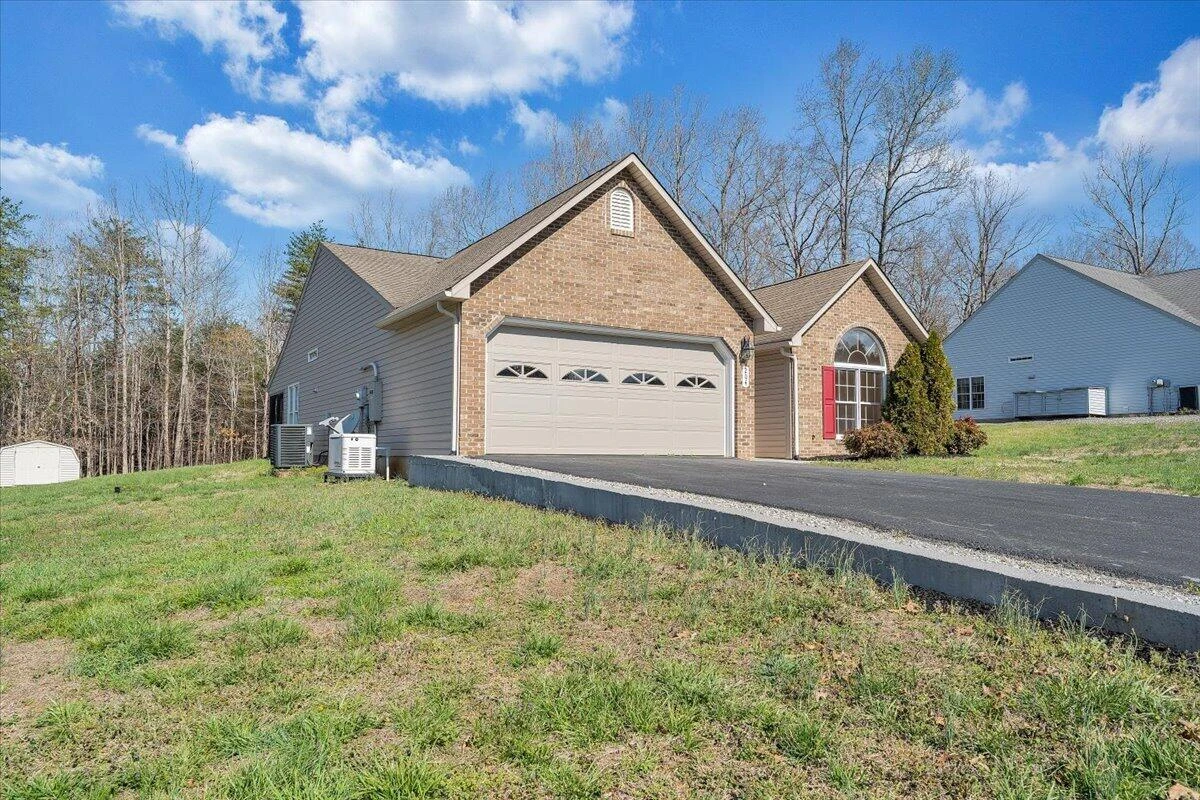 204 Montgomery Farms AVE - Photo 2
