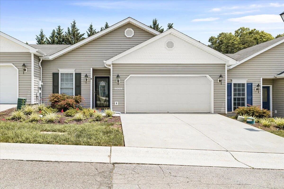 5009 Country Cottage LN
