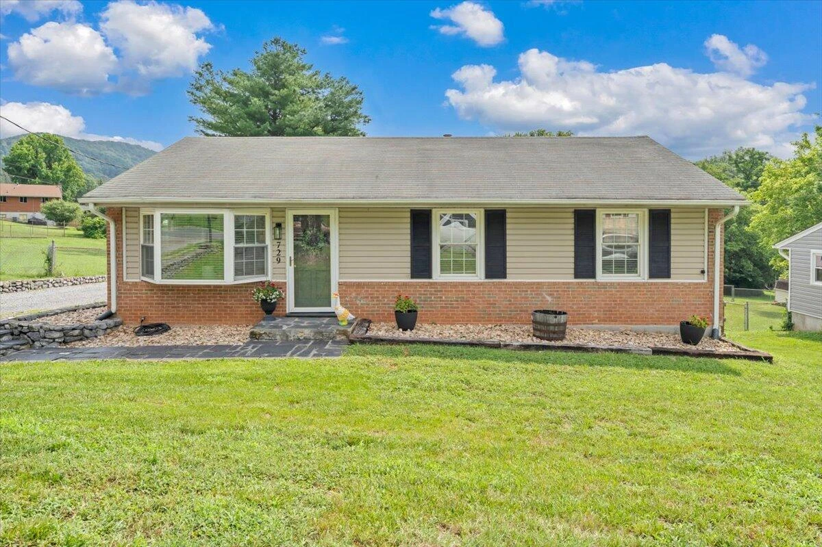 729 Kenyon RD