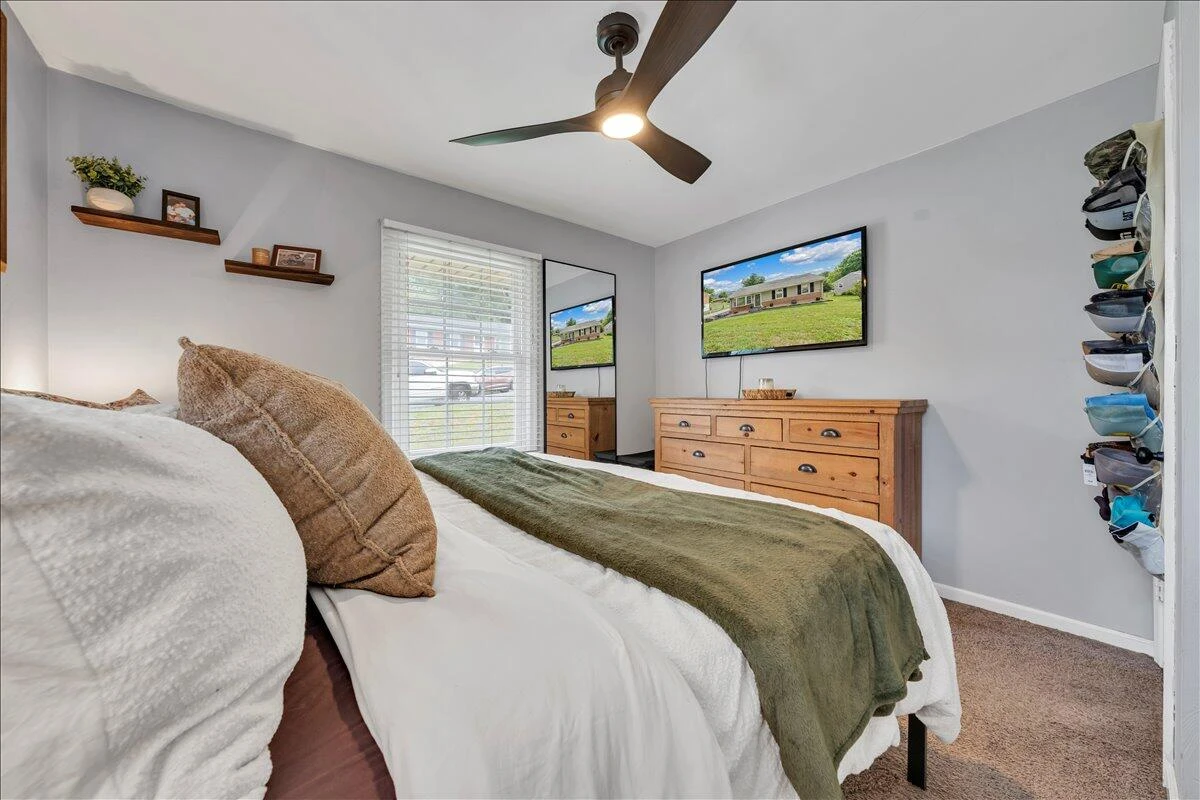 729 Kenyon RD - Photo 17