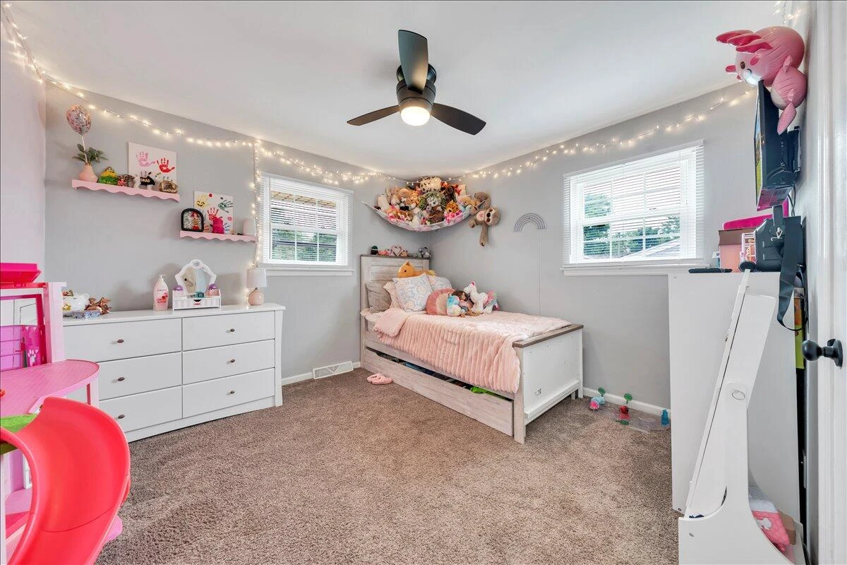 729 Kenyon RD - Photo 18
