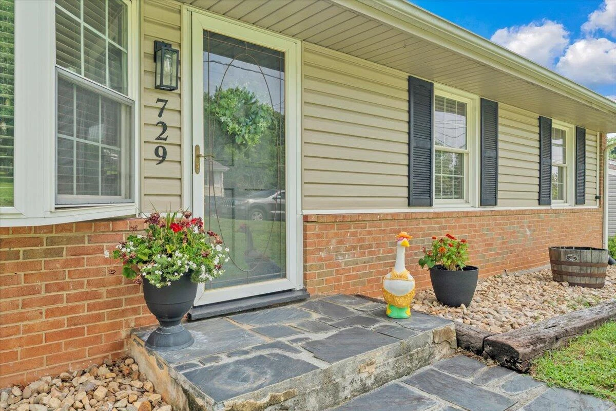 729 Kenyon RD - Photo 2