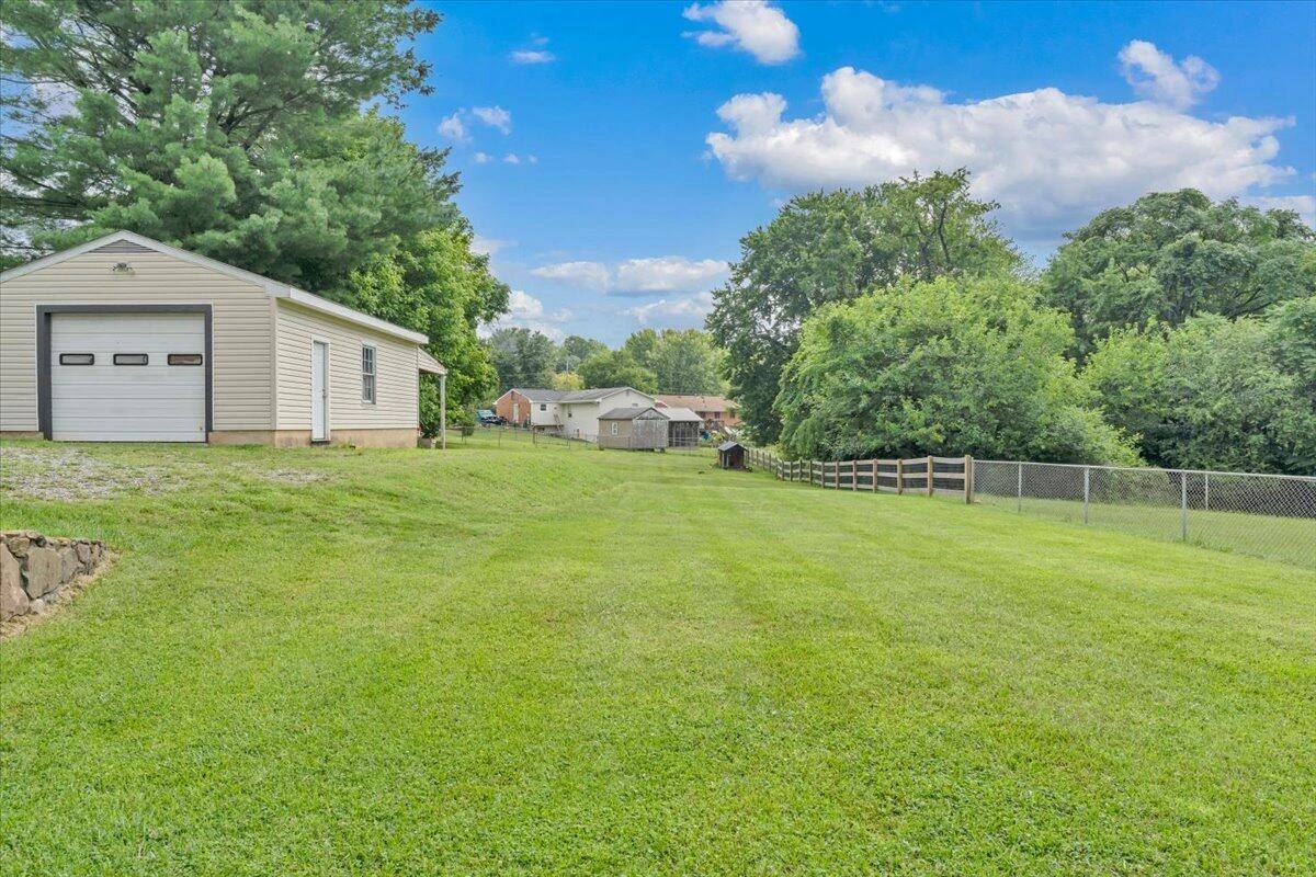 729 Kenyon RD - Photo 37