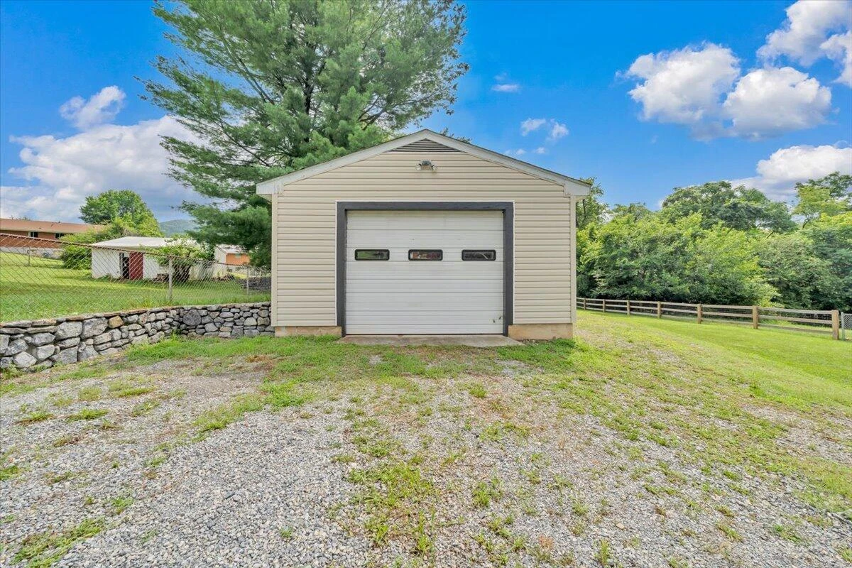 729 Kenyon RD - Photo 42
