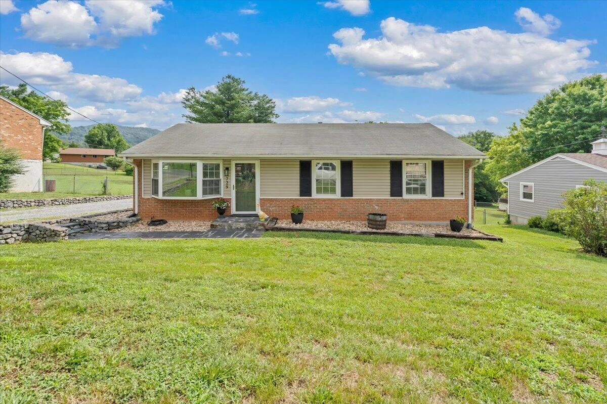 729 Kenyon RD - Photo 49