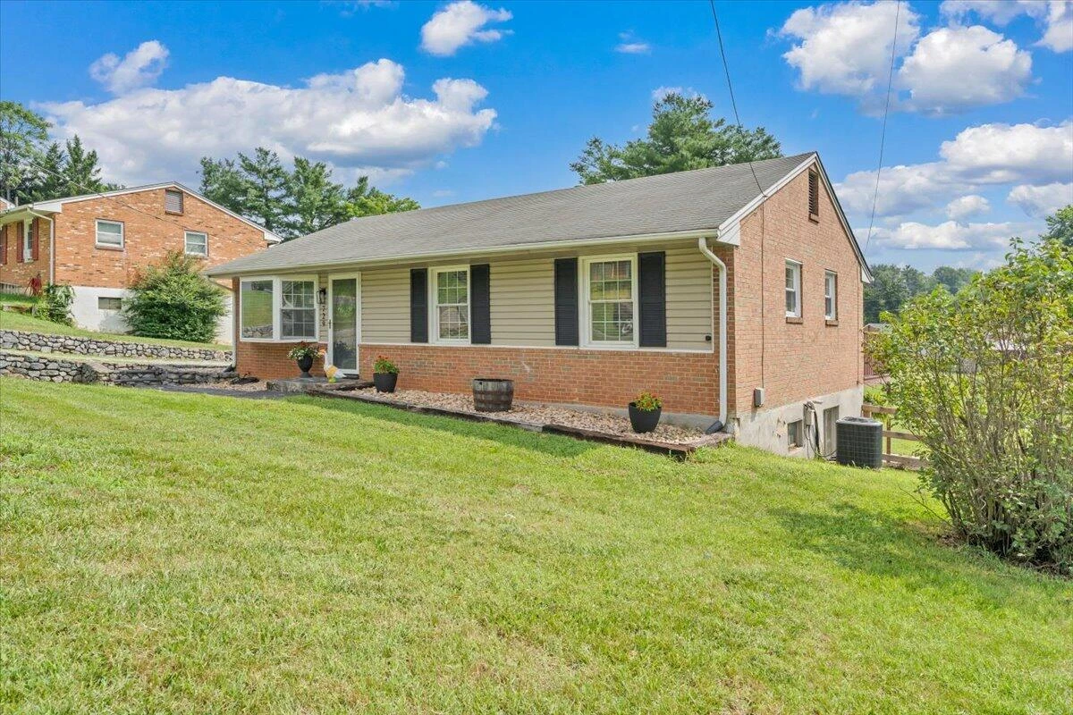 729 Kenyon RD - Photo 50