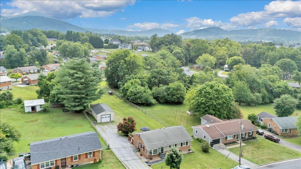 729 Kenyon RD - Photo 52