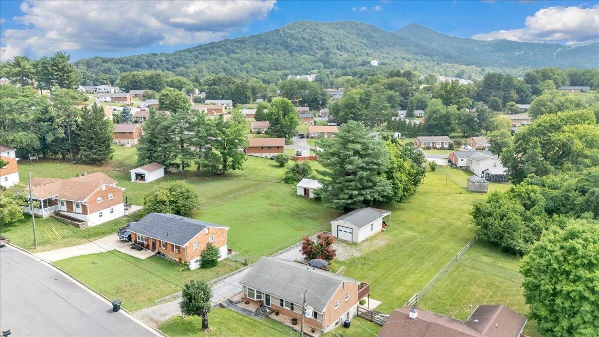 729 Kenyon RD - Photo 53
