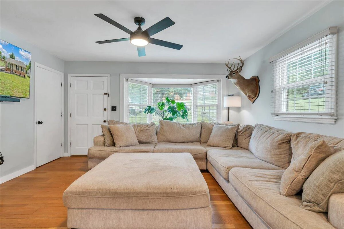 729 Kenyon RD - Photo 6