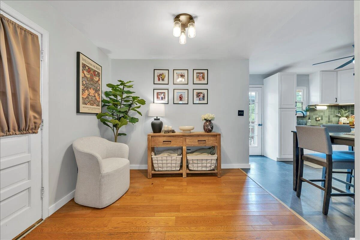 729 Kenyon RD - Photo 9