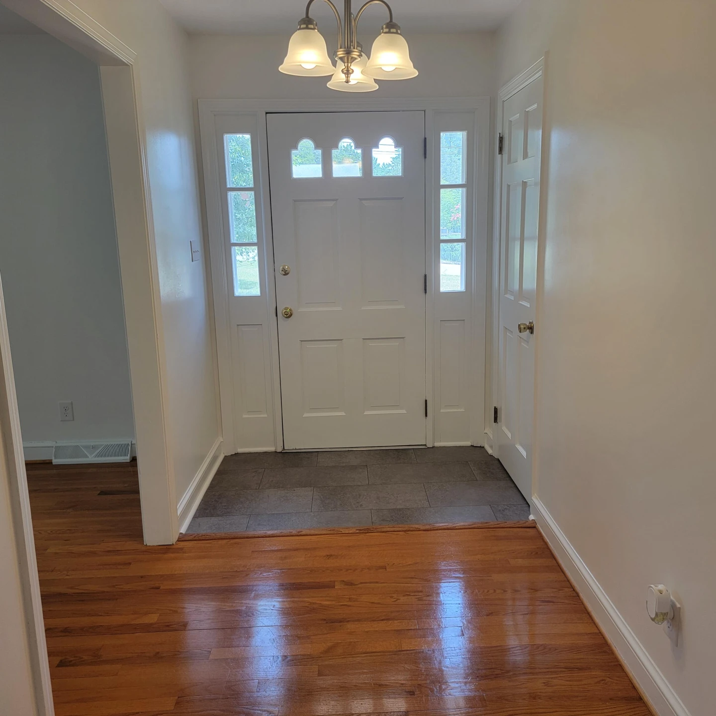 1504 Meadowview LN - Photo 2