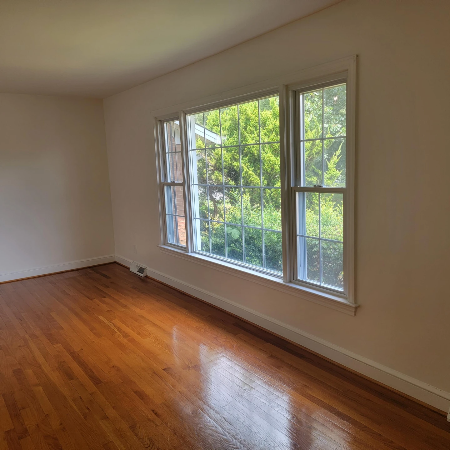 1504 Meadowview LN - Photo 3