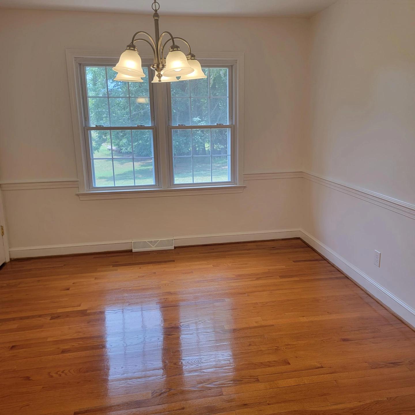1504 Meadowview LN - Photo 4
